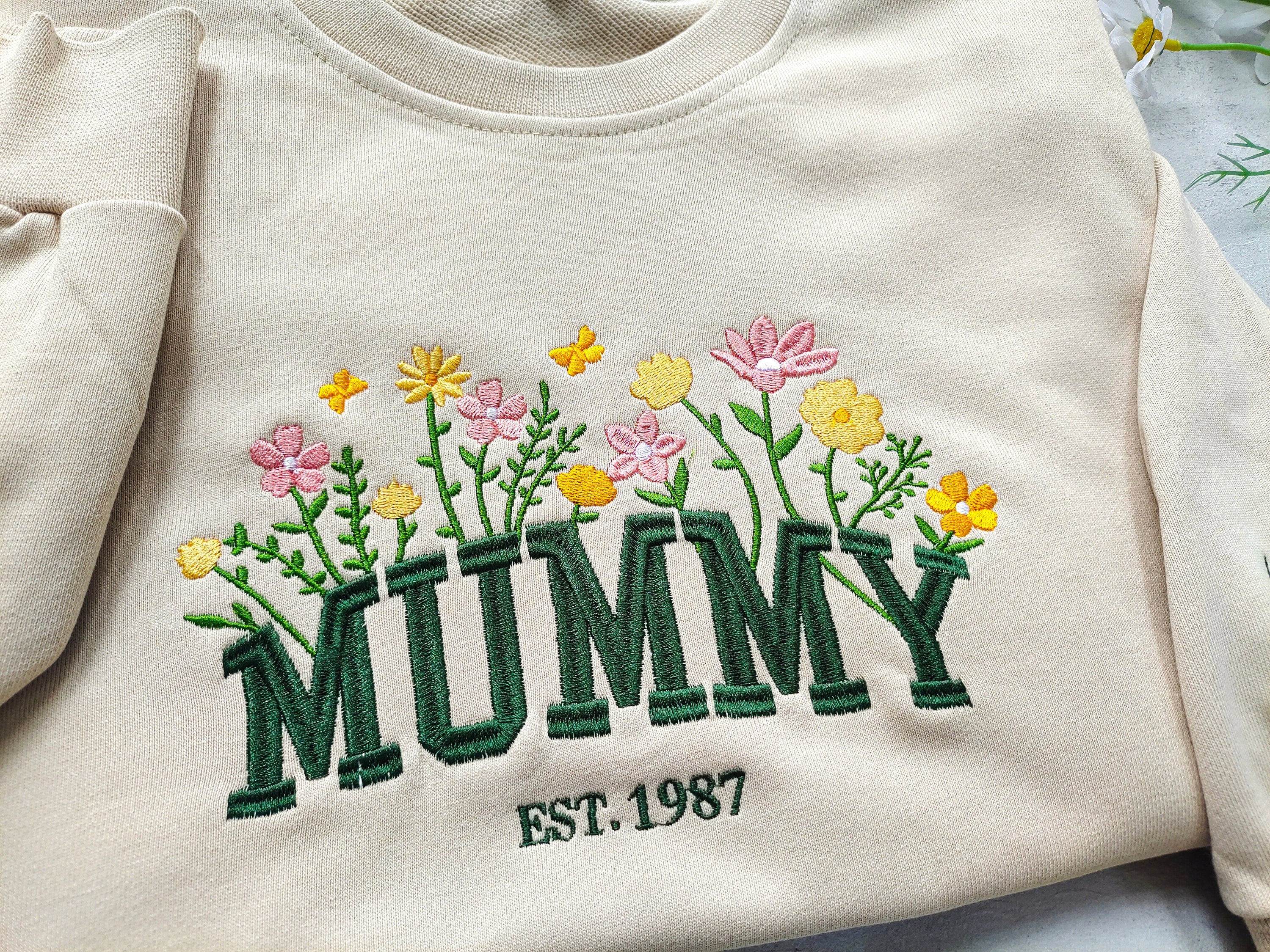 Custom Mummy Embroidered Floral Sweatshirt,Personalised Mama Crewneck With Kids Names, Heart On Sleeve, Gift For New Mom, Mother's Day Gift - Image 2