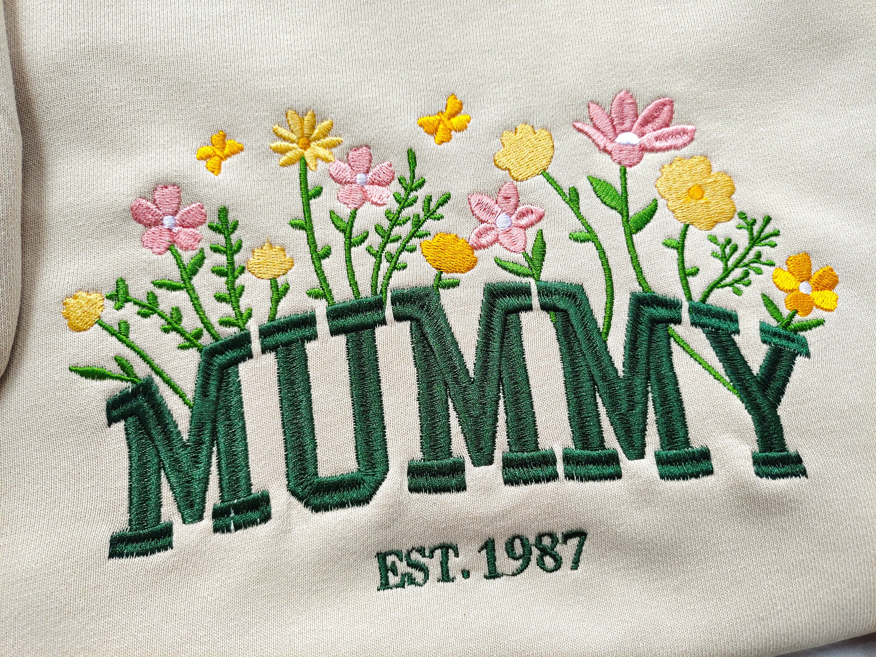 Custom Mummy Embroidered Floral Sweatshirt,Personalised Mama Crewneck With Kids Names, Heart On Sleeve, Gift For New Mom, Mother's Day Gift - Image 3